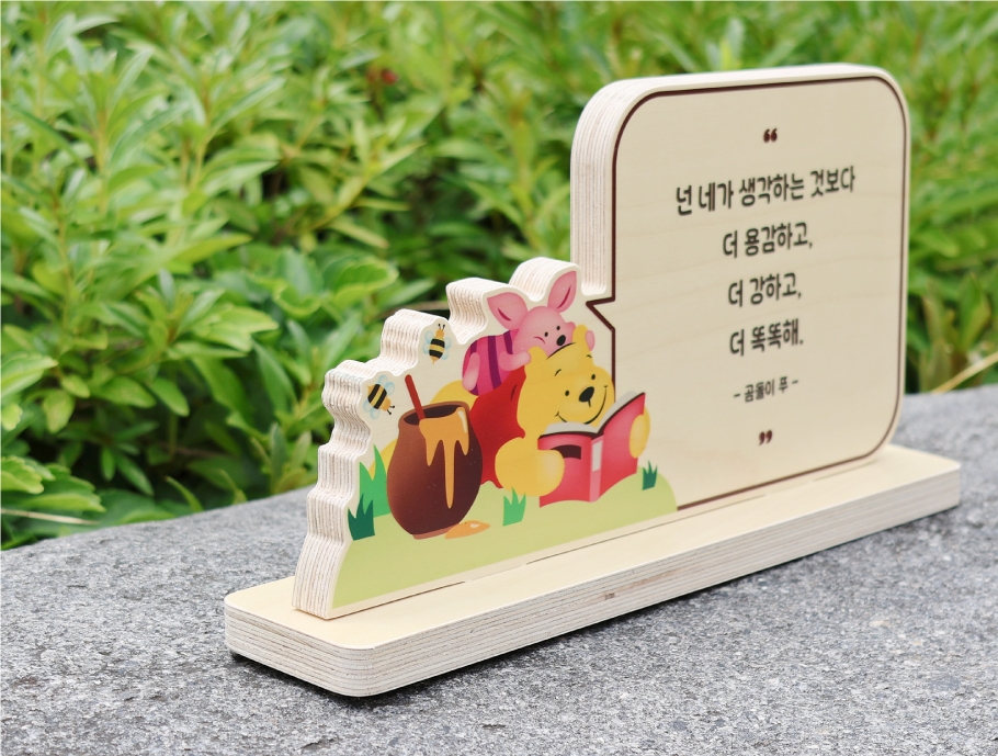 제품 특장점 02 — 일러스트 명언 스탠드 공간 연출