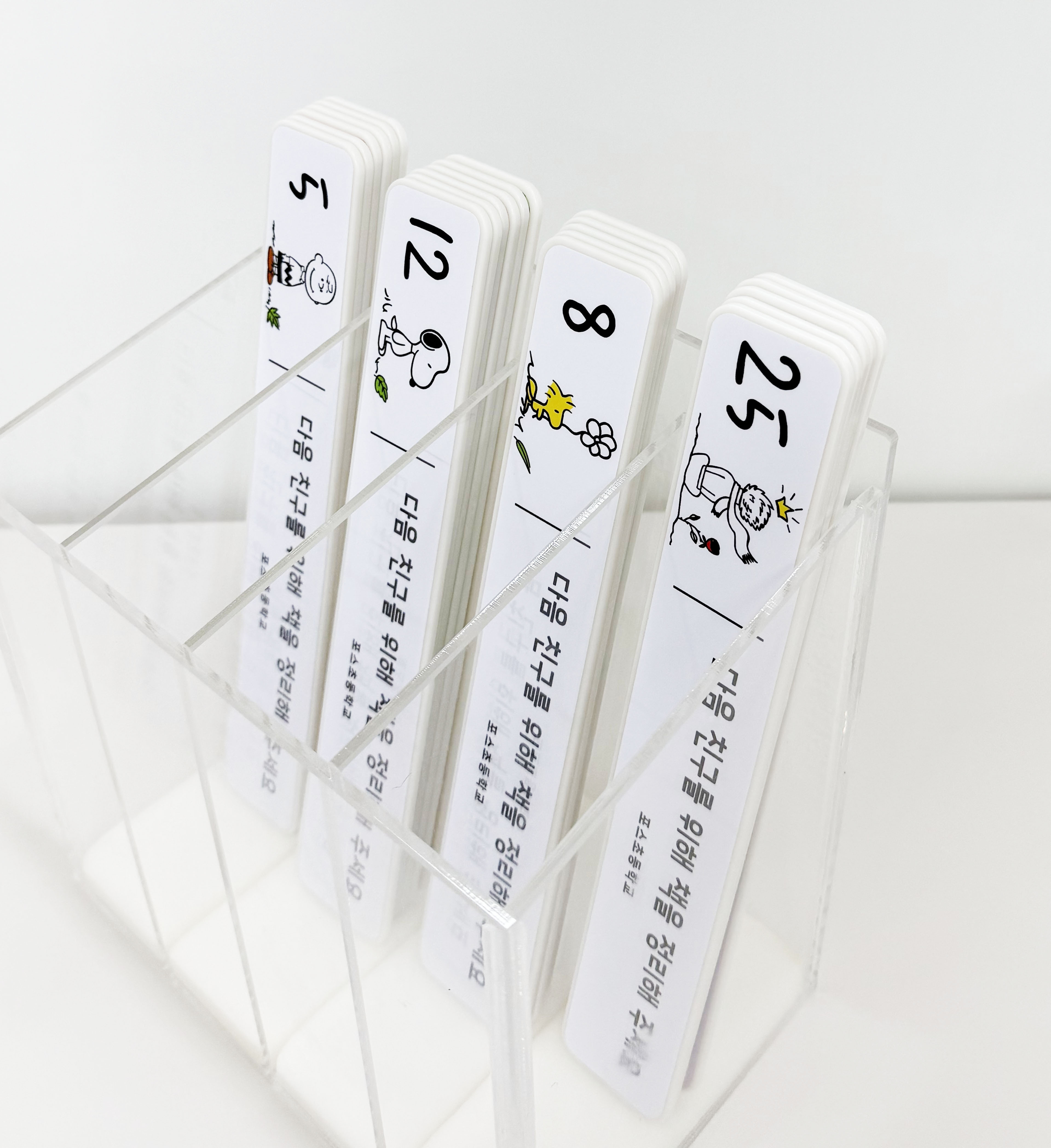책자리표 제품 이미지 04 — 아크릴 스탠드에 꽂힌 동물 디자인 책자리표