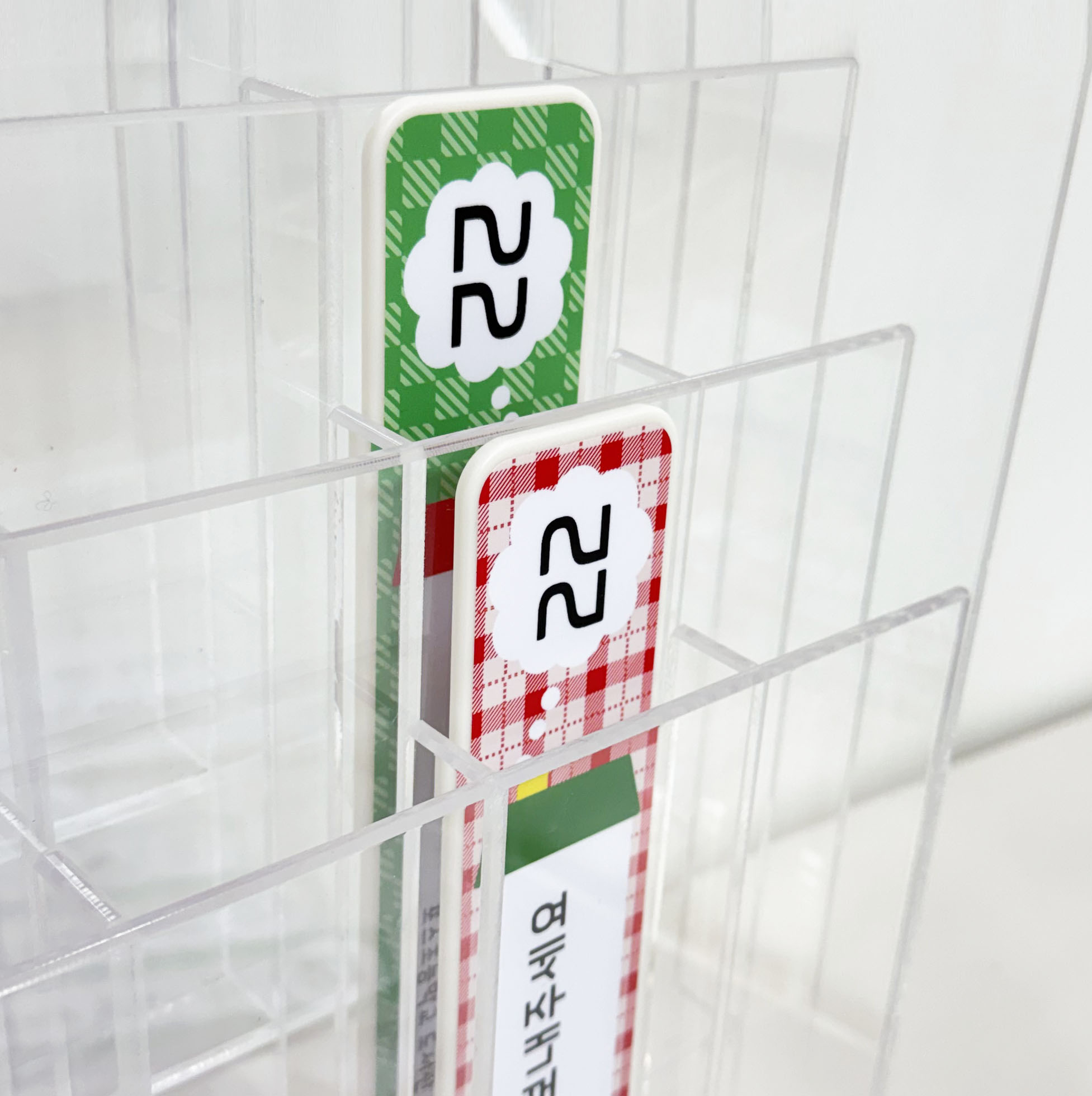 책자리표 제품 이미지 09 — 아크릴 스탠드에 꽂힌 22번 책자리표 디테일